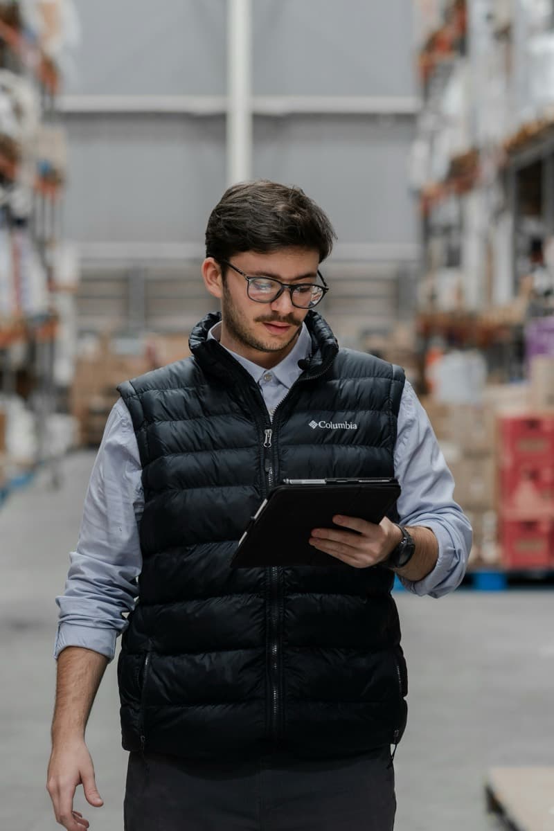 Supervisora de limpieza comercial verificando asistencia con smartphone en oficina moderna